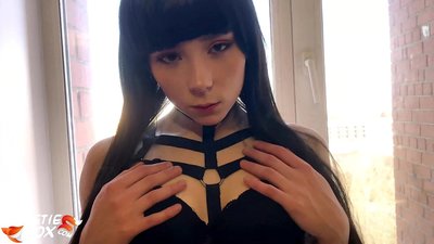 Brunette ya Germ ji bo Pereyan Kûr û Bi Hesas Dimije