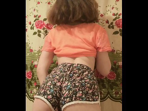 ❤️ Keçika ciwan a seksî li ber kamerayê kurtanên xwe ji xwe dike Porno li me ❌️❤