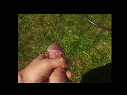 ❤️ Keçika germ di bexçeyek havînê de pisîka xwe ya pembe diqelişe û bi şuştinê dixe. Porno li me ❌️❤