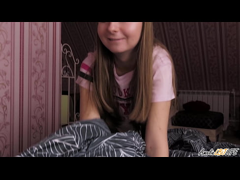 ❤️ Blondie BFF-ya xwe bi kûr dimije û di devê xwe de diqelişe Porno li me ❌️❤