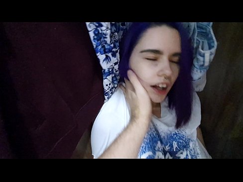 ❤️ Xwişka min di dolabê de dît û alîkariya wê kir Porno li me ❌️❤