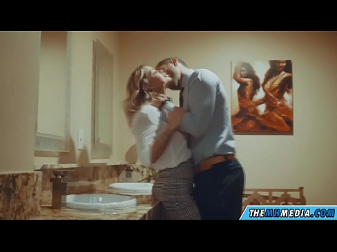 ❤️ Gava ku blondeyek busty we di nav hewşek gelemperî de dixapîne Porno li me ❌️❤